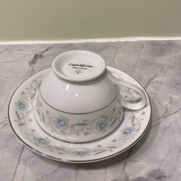 Flowery teacup and saucer - Picture 2 of 2